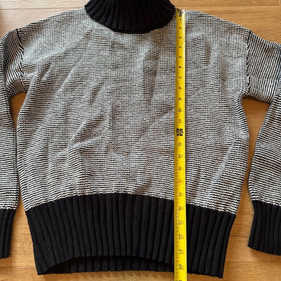 Banana Republic size Medium Black White Turtleneck Sweater - Picture 4 of 8